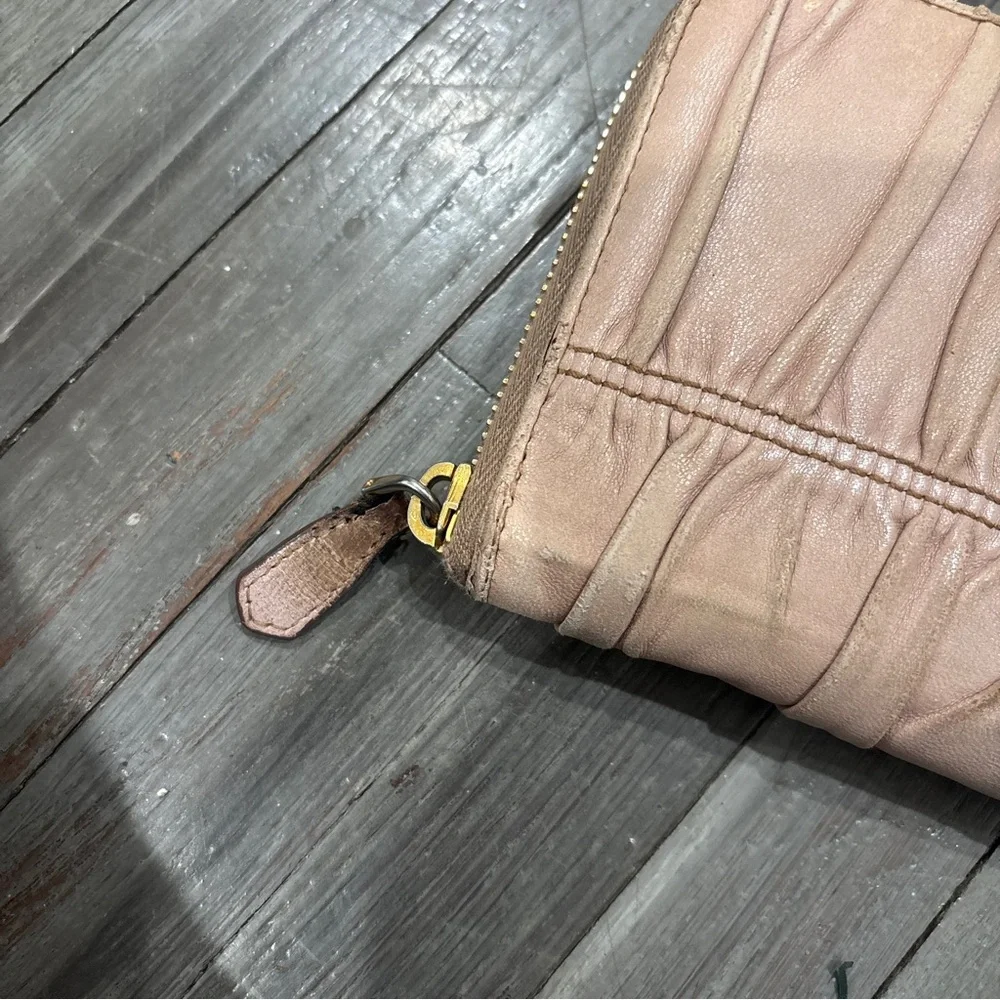 Prada Women's rose leather Wallet - Picture 3 of 6